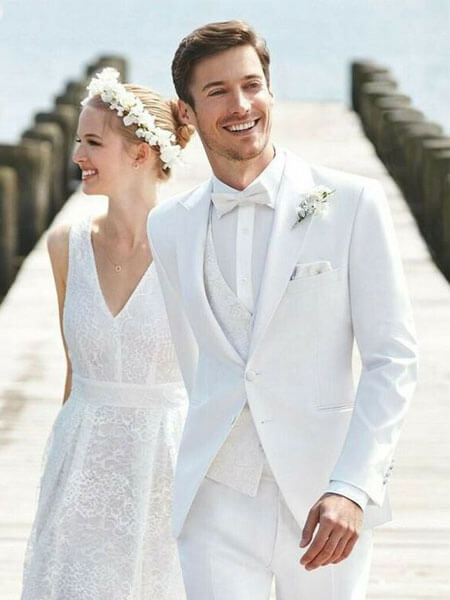 Trang phục của bạn nên phối hợp với áo cưới của vợ bạn